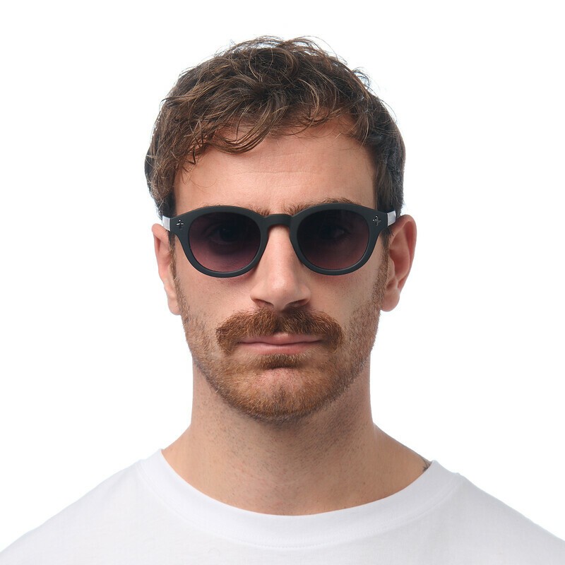 Occhiale da sole tondo nero con lenti nero gradiente