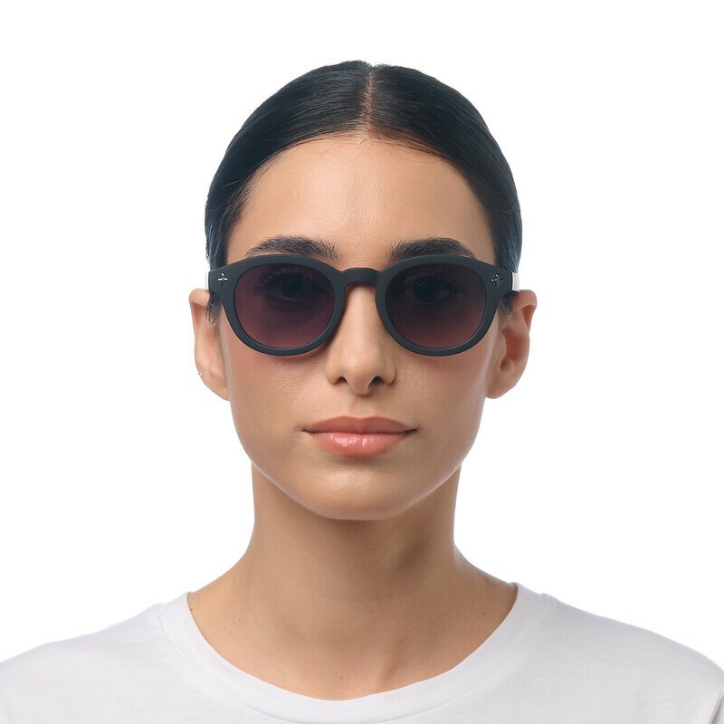 Occhiale da sole tondo nero con lenti nero gradiente