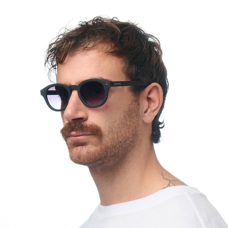 Occhiale da sole tondo nero con lenti nero gradiente
