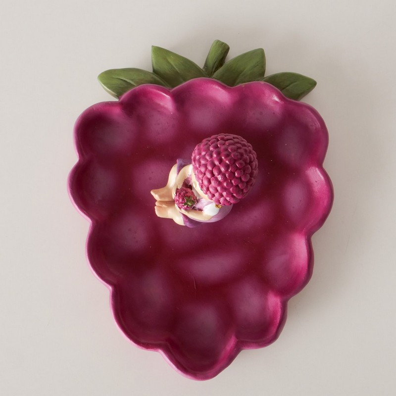 Piatto decorativo a forma di grappolo d'uva viola con statuetta di bambino a tema, realizzato in poliresina