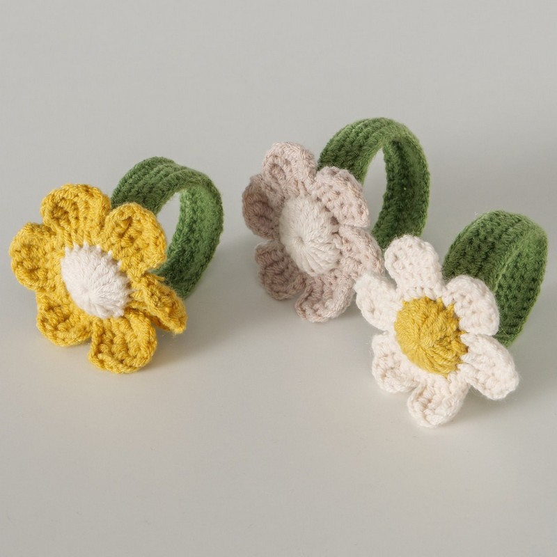 Legatovaglioli a forma di margherite all'uncinetto in 3 varianti assortite, perfetto per la tua tavola primaverile
