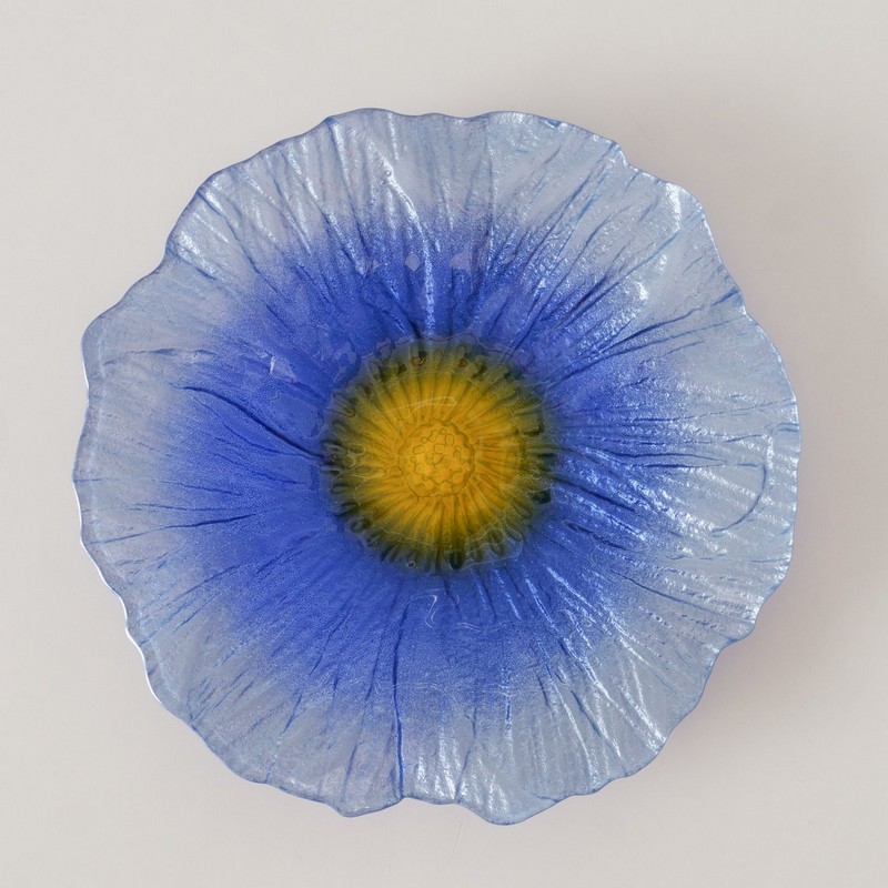 Piatto a forma di fiore blu in vetro laccato
