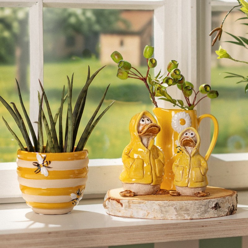 Vaso alveare con api in ceramica a righe gialle e sabbia, perfetto come decoro primaverile