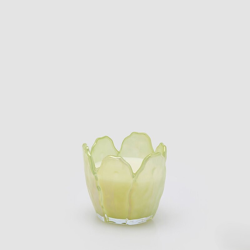 Candela profumata “Cedar balsam” in vasetto a forma di fiore verde iridescente, perfetta come regalo primaverile