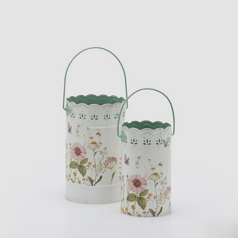 Vaso in metallo decorato con fiori, perfetto come decorazione primaverile