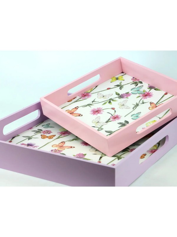 Vassoio in legno rosa decorato con farfalle e fiori, perfetto come decorazione primaverile