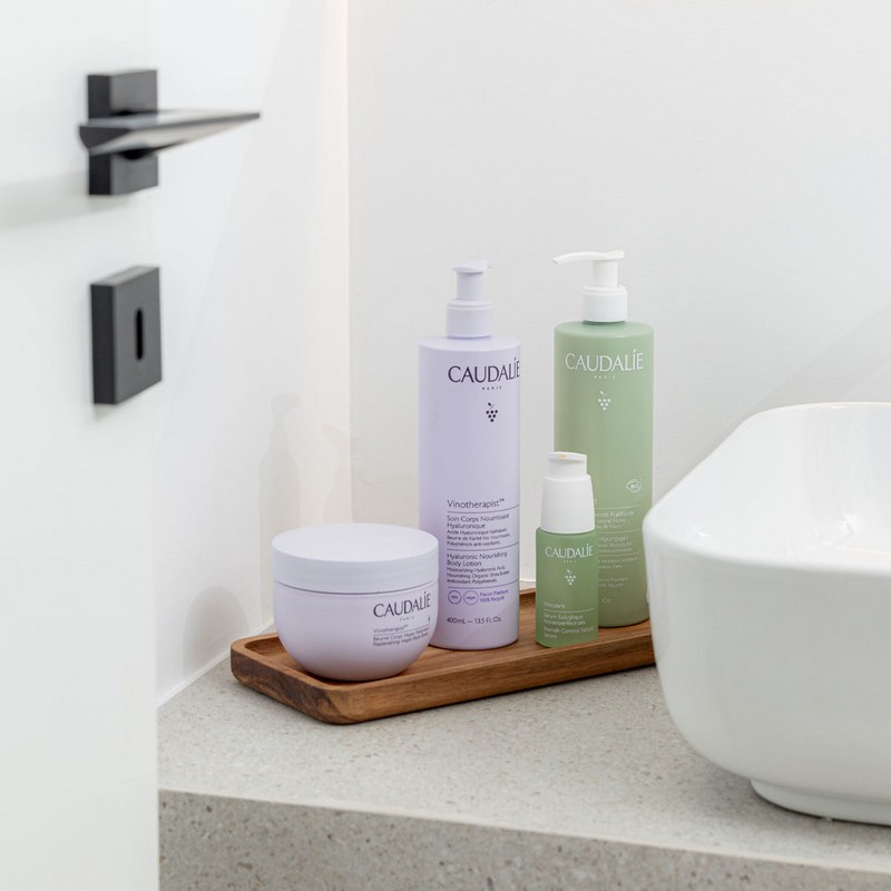 Vassoio rettangolare in legno di acacia, utilizzabile sia in cucina che in bagno o come svuotatasche