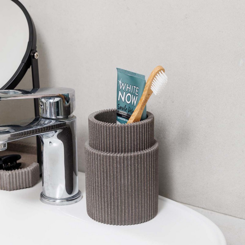 Porta spazzolini a righe verticali in resina grigia effetto sasso, utilizzabile anche come portapenne