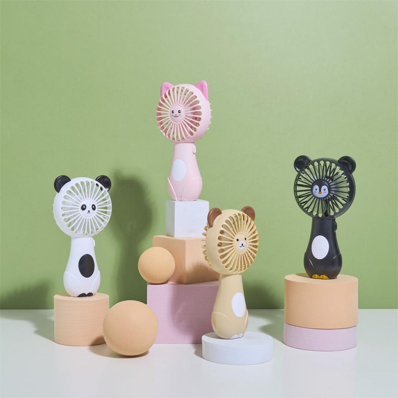 Ventilatore a forma di animale in 4 varianti assortite: pinguino, leone, gatto e cane, perfetto come alleato estivo contro il caldo