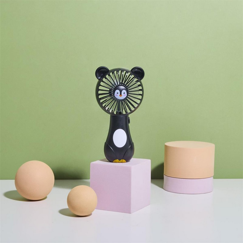 Ventilatore a forma di animale in 4 varianti assortite: pinguino, leone, gatto e cane, perfetto come alleato estivo contro il caldo