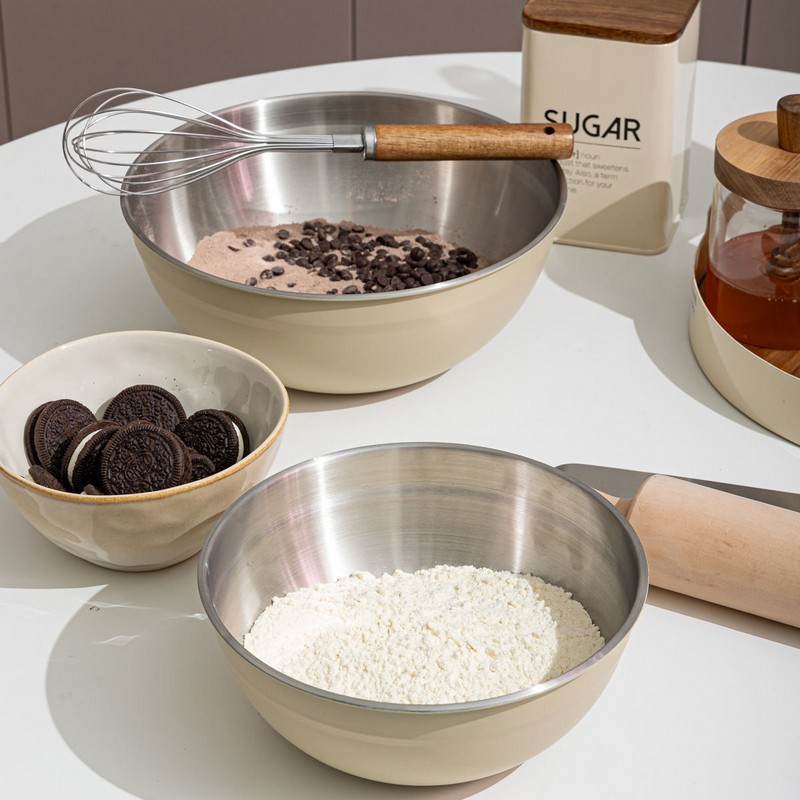 Mixing bowl in acciaio con esterno color crema, perfetta come idea regalo per la cucina