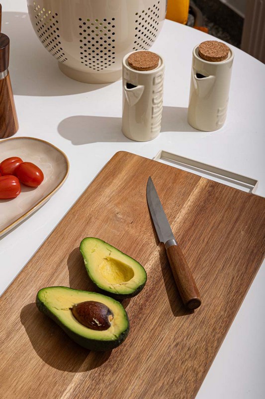 Tagliere in legno di acacia con manico in metallo