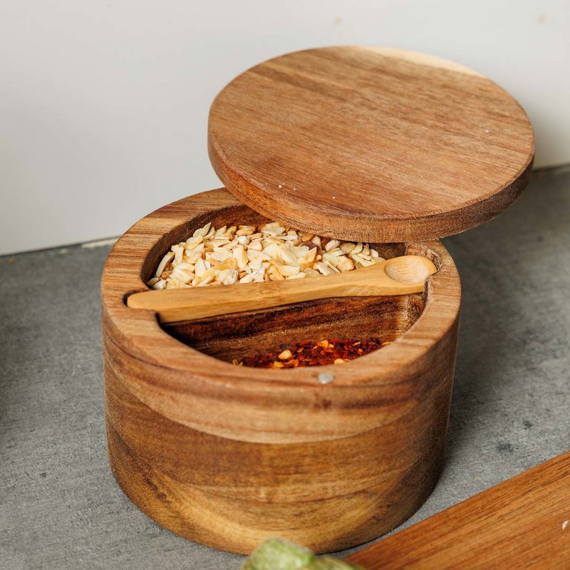 Barattolo per spezie diviso in 2 scomparti con coperchio e cucchiaino, il tutto in legno di acacia