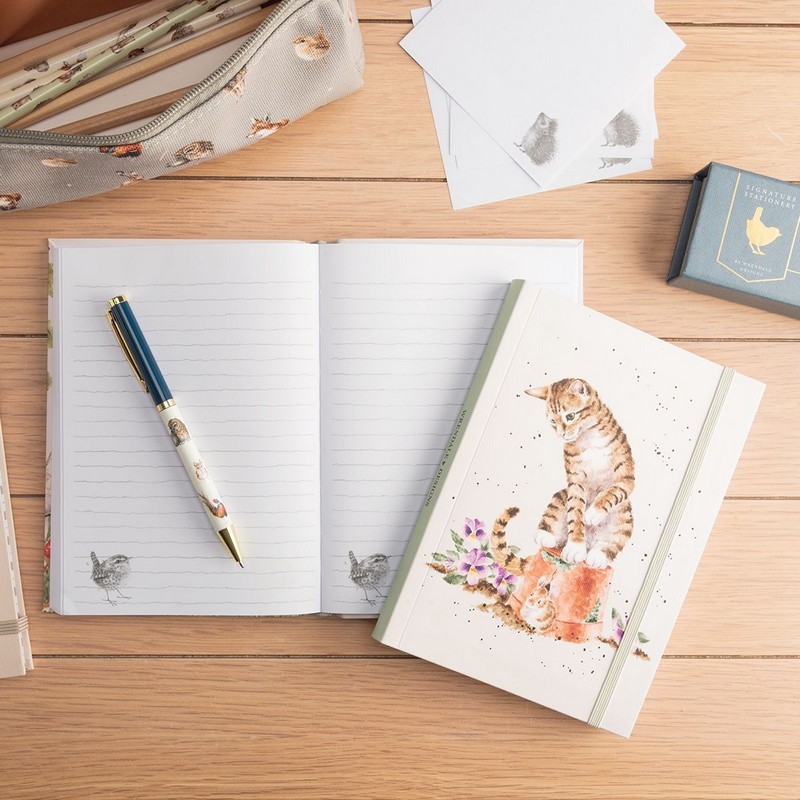 Quaderno dimensione B6 decorato con gatto e topo, con elastico per tenerlo chiuso