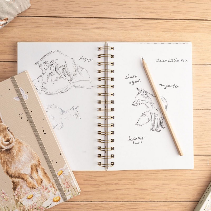 Quaderno con pagine bianche dimensione A5 con rilegatura a spirale e decorato con coniglio, con elastico per tenerlo chiuso