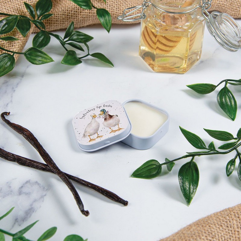 Balsamo per labbra al profumo di miele e vaniglia contenuto in scatola di latta decorata con coppia di anatre