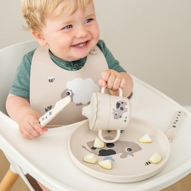 Piatto antiscivolo per bambini color sabbia decorato con mucca