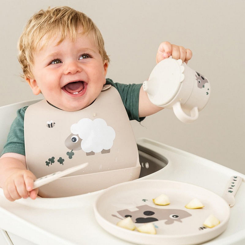 Piatto antiscivolo per bambini color sabbia decorato con mucca