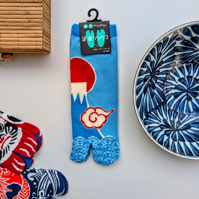 Paio di calze giapponesi da uomo azzurre con monte Fuji e oceano