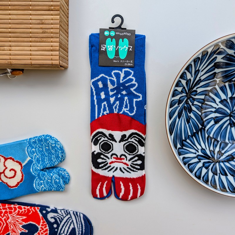 Paio di calze giapponesi da uomo blu con daruma rosso e kanji