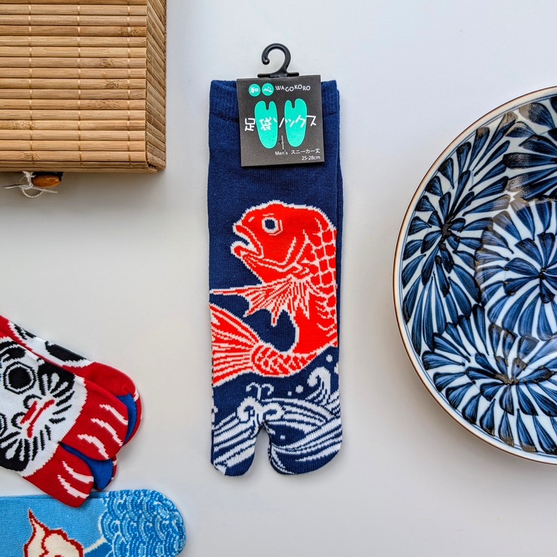 Paio di calze giapponesi da uomo blu con carpa koi e kanji