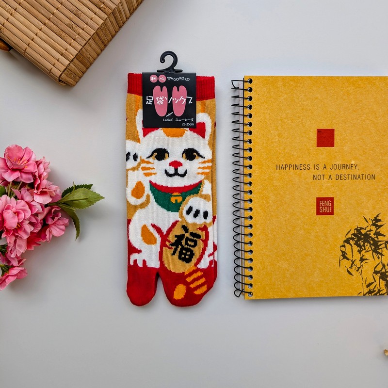 Paio di calze giapponesi da donna rosse con gatto portafortuna (maneki neko)