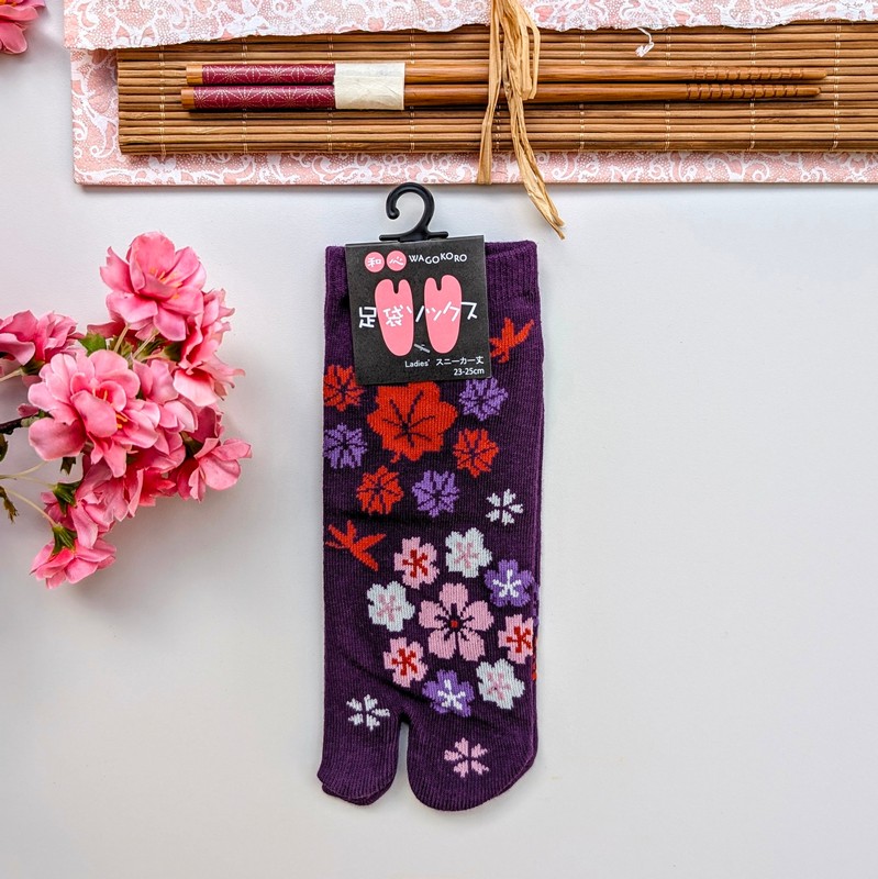 Paio di calze giapponesi da donna viola con fiori e foglie