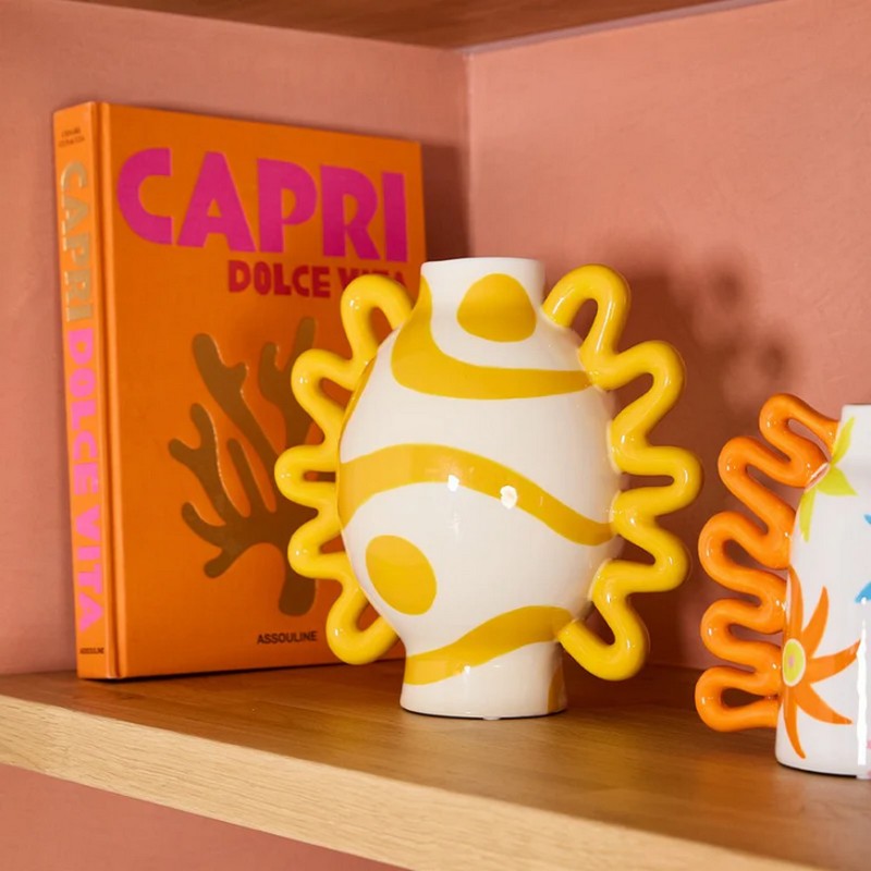 Vaso giallo e bianco in ceramica con forme astratte e manici ondulati, dipinto a mano