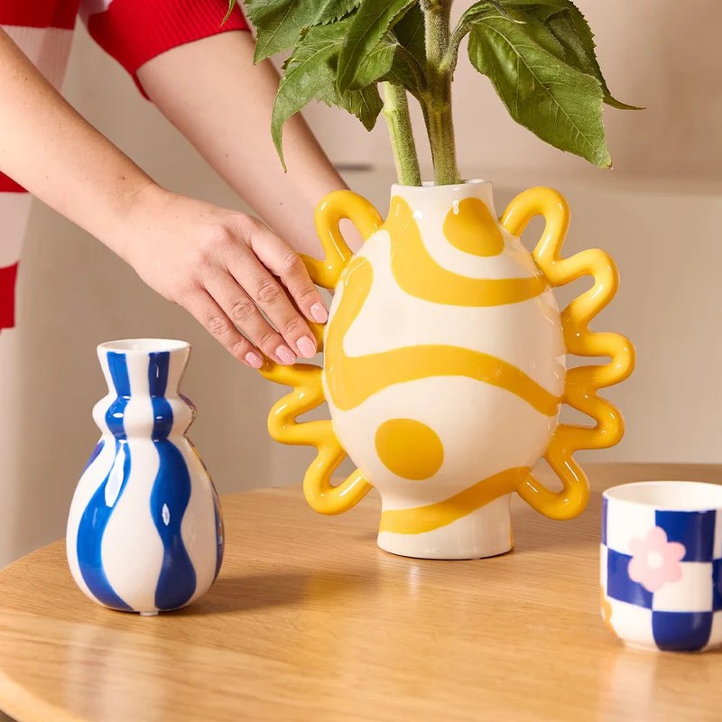 Vaso giallo e bianco in ceramica con forme astratte e manici ondulati, dipinto a mano