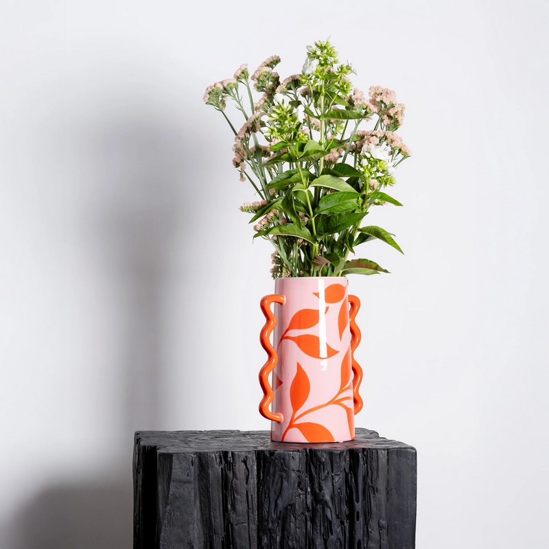 Vaso rosa in ceramica decorato con foglie rosse e manico ondulato, dipinto a mano