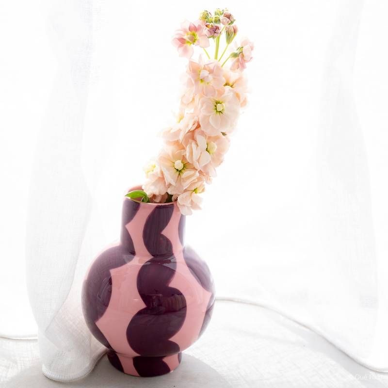 Vaso anfora in ceramica con decoro astratto rosa e viola, dipinto a mano
