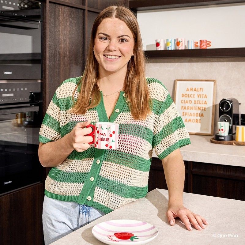 Tazza mug in ceramica bianca a righe rosa con ciliegie e scritta “Ma chérie”, dipinta a mano