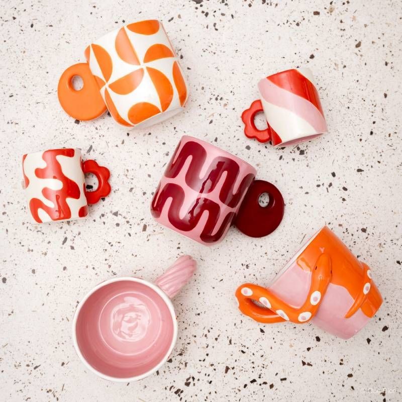 Tazza mug in ceramica rosa con decoro ondulato e interno rossi, dipinta a mano