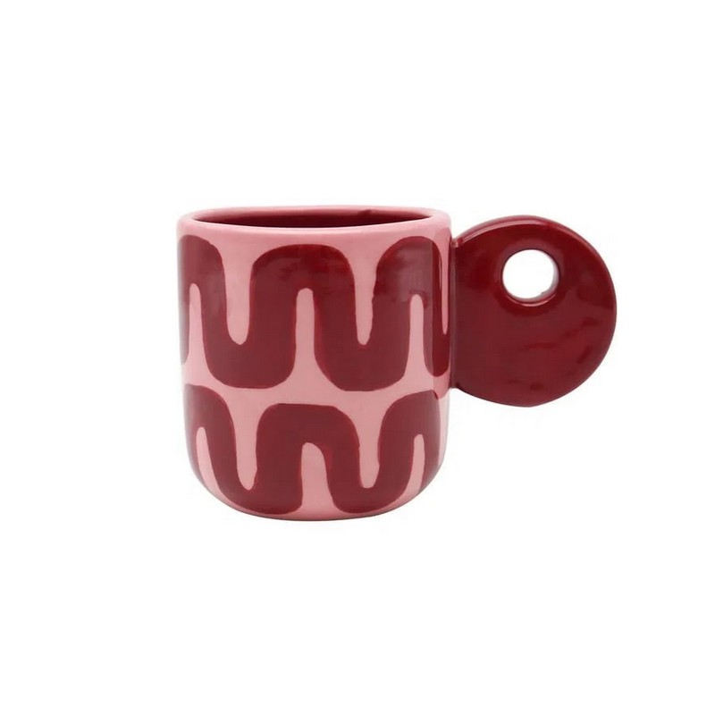 Tazza mug in ceramica rosa con decoro ondulato e interno rossi, dipinta a mano