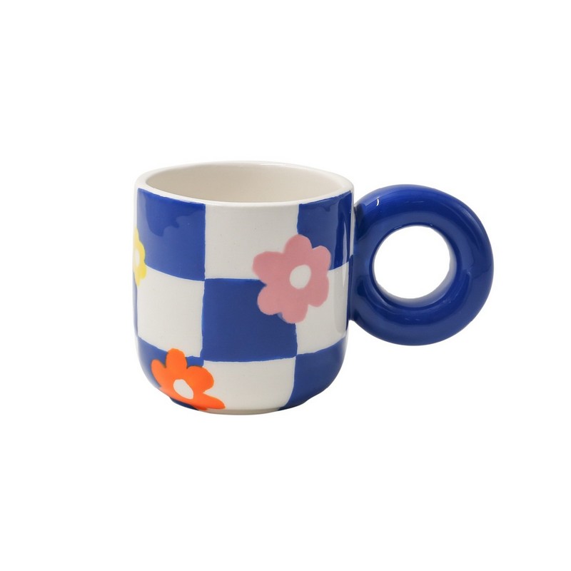 Tazza mug in ceramica bianca decorata con quadretti blu e fiori colorati, dipinta a mano