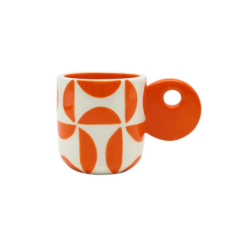 Tazza mug in ceramica bianca decorata con forme geometriche arancioni, dipinta a mano