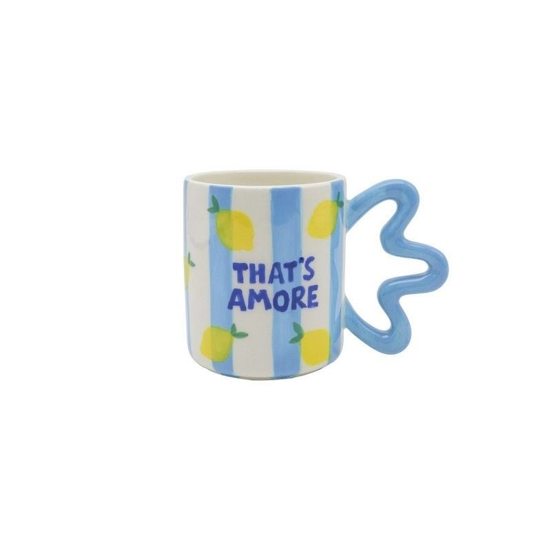 Tazza mug in ceramica bianca a righe azzurre decorata con limoni e scritta “That's amore”, dipinta a mano