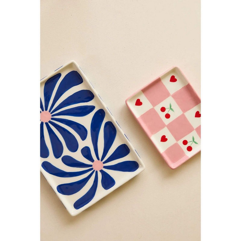 Vassoio da portata in ceramica a quadri bianchi e rosa decorato con ciliegie e cuori, dipinto a mano