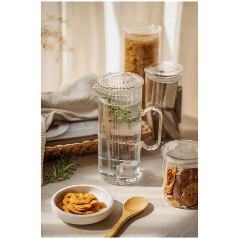 Caraffa per l'acqua in vetro trasparente a righe verticali con coperchio da 1.2 litri di capacità