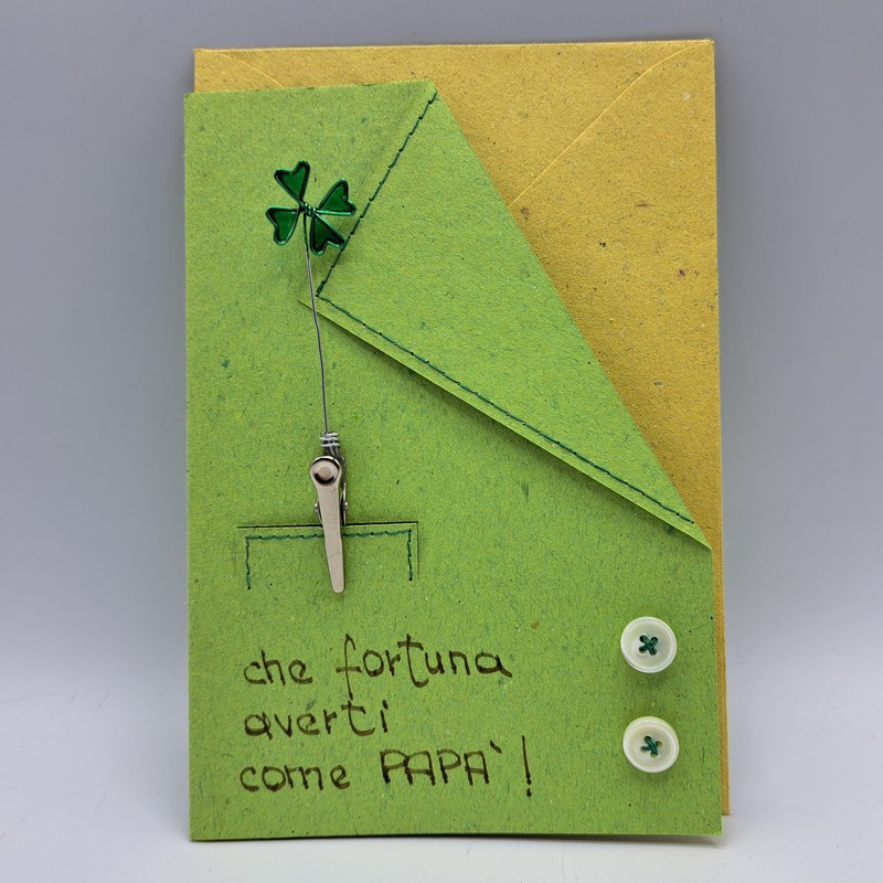 Biglietto d'auguri per il papà con scritta “Che fortuna averti come papà”, busta e molletta quadrifoglio incluse, fatto a mano da noi