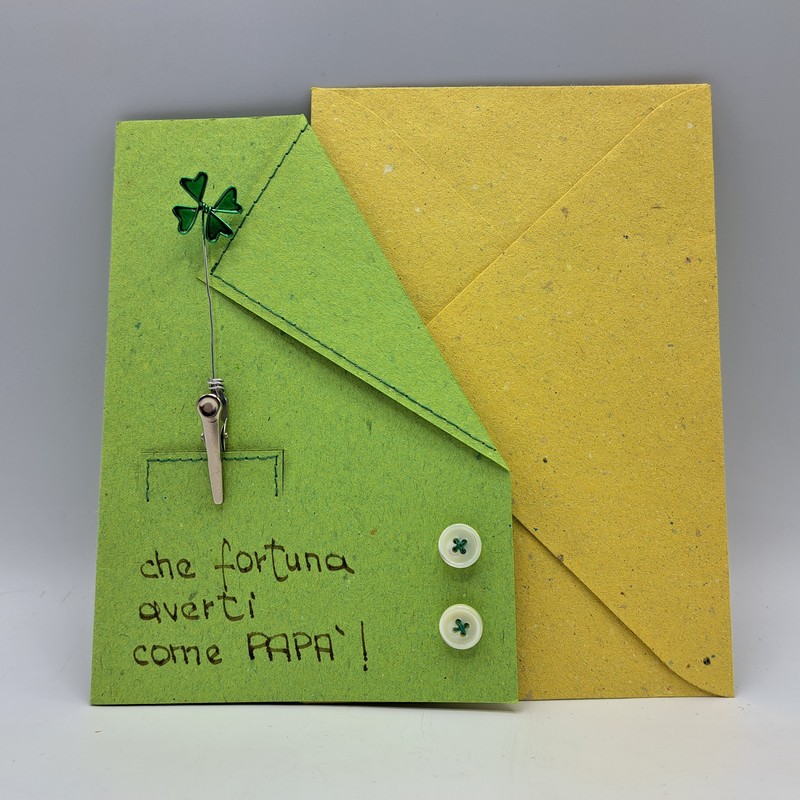 Biglietto d'auguri per il papà con scritta “Che fortuna averti come papà”, busta e molletta quadrifoglio incluse, fatto a mano da noi