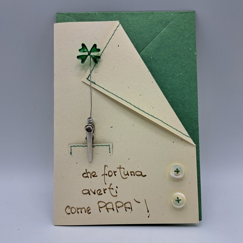 Biglietto d'auguri per il papà con scritta “Che fortuna averti come papà”, busta e molletta quadrifoglio incluse, fatto a mano da noi