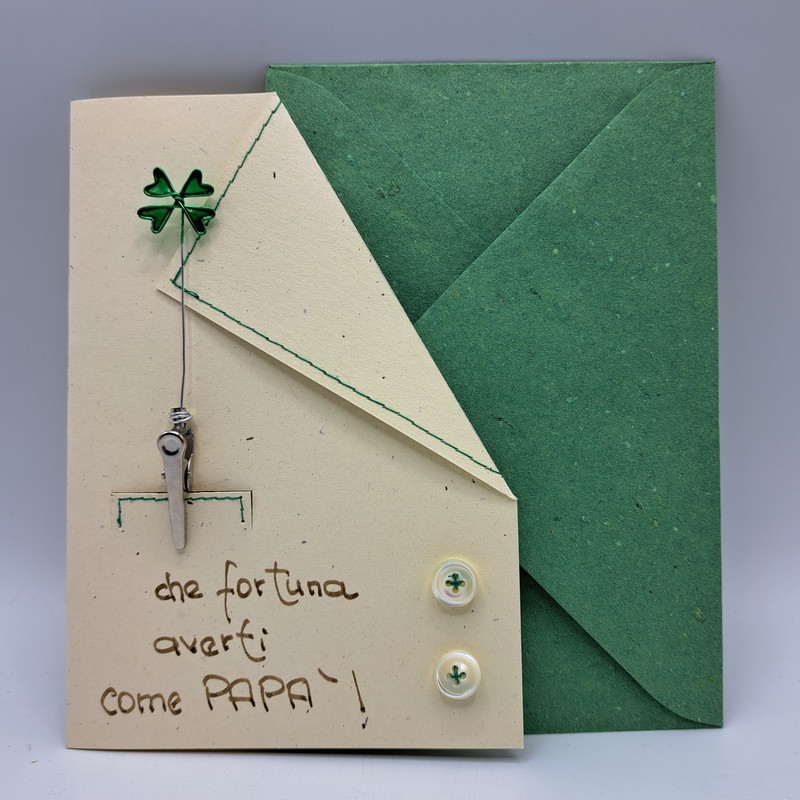 Biglietto d'auguri per il papà con scritta “Che fortuna averti come papà”, busta e molletta quadrifoglio incluse, fatto a mano da noi