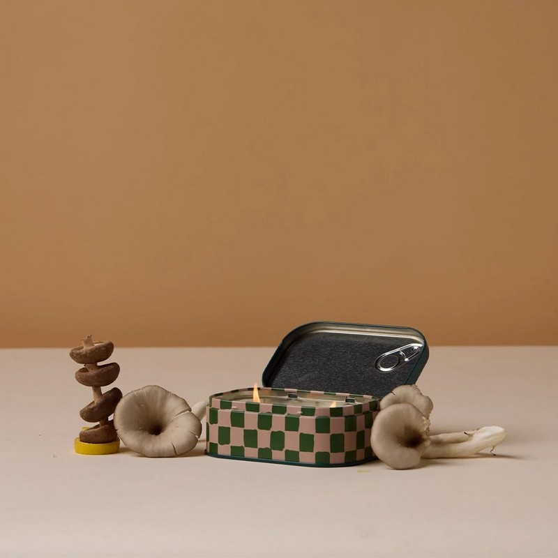 Candela profumata ai funghi con note di pepe e patchouli in latta vintage, realizzata in cera di soia con due stoppini, perfetta come candela particolare da regalare