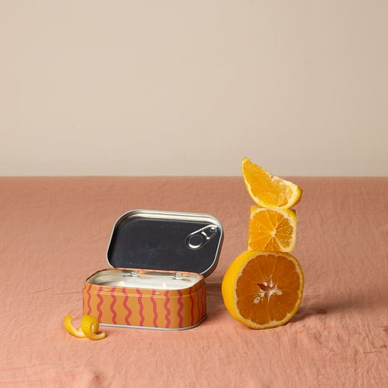 Candela profumata allo spritz al cedro con note di arancia e albicocca in latta vintage, realizzata in cera di soia con due stoppini, perfetta come candela particolare da regalare