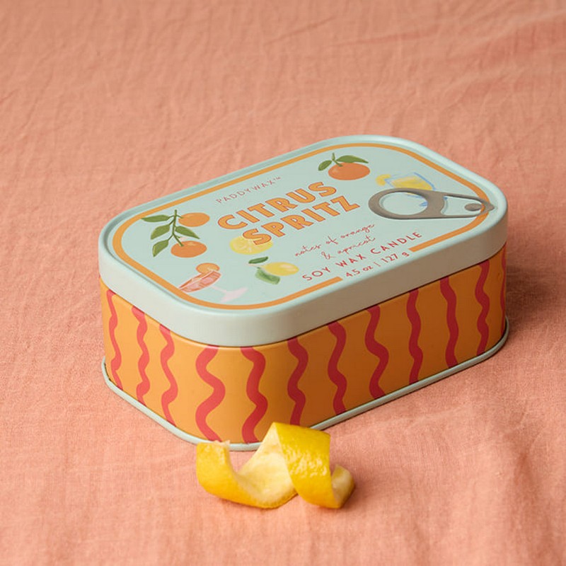 Candela profumata allo spritz al cedro con note di arancia e albicocca in latta vintage, realizzata in cera di soia con due stoppini, perfetta come candela particolare da regalare