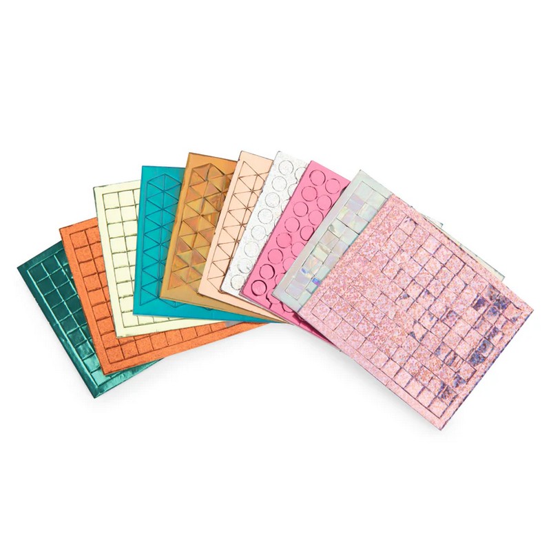 Gioco mosaici adesivi di diverse forme e colori da applicare su 5 illustrazioni