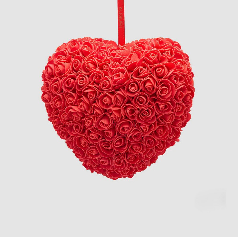Cuore composto da rose rosse in materiale gommato da appendere