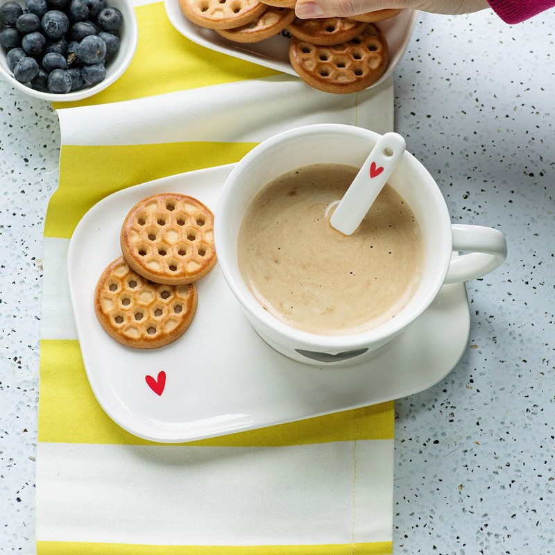 Piatto per tazza da colazione in ceramica bianca con cuore rosso