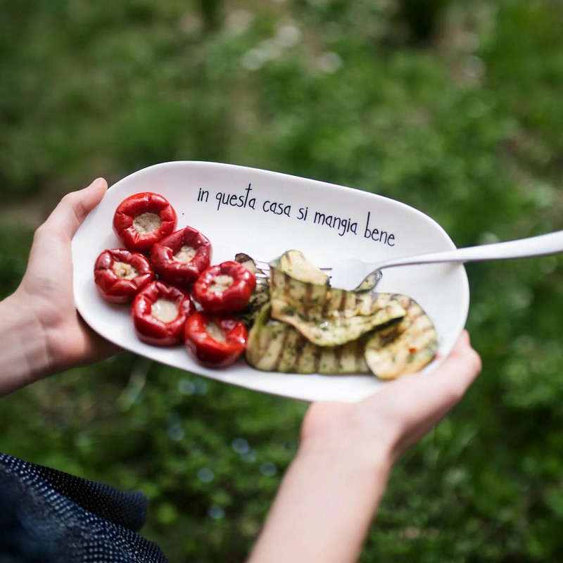 Piatto da portata ovale in ceramica bianca decorato con scritta “In questa casa si mangia bene” e cuore, utilizzabile anche come vassoio o centrotavola